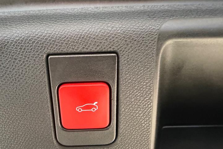 Grå Peugeot e-5008 fra 2025