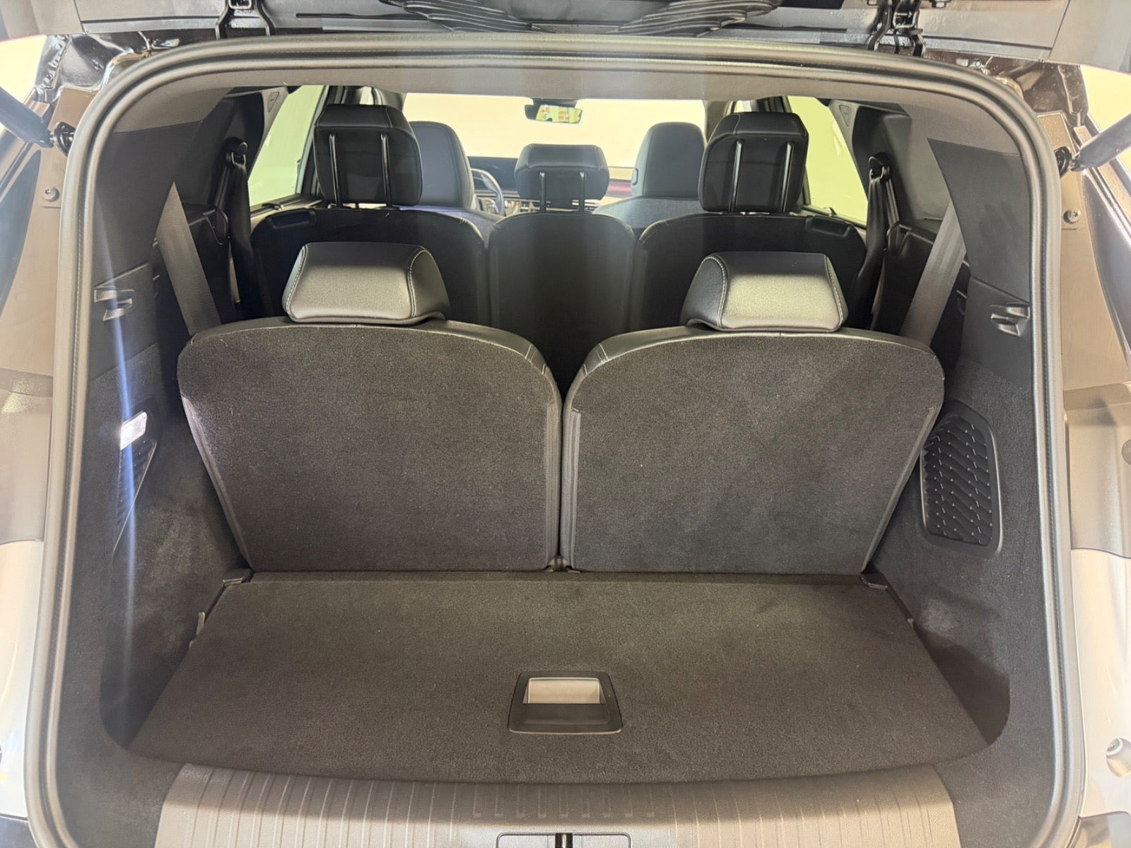 Grå Peugeot e-5008 fra 2025