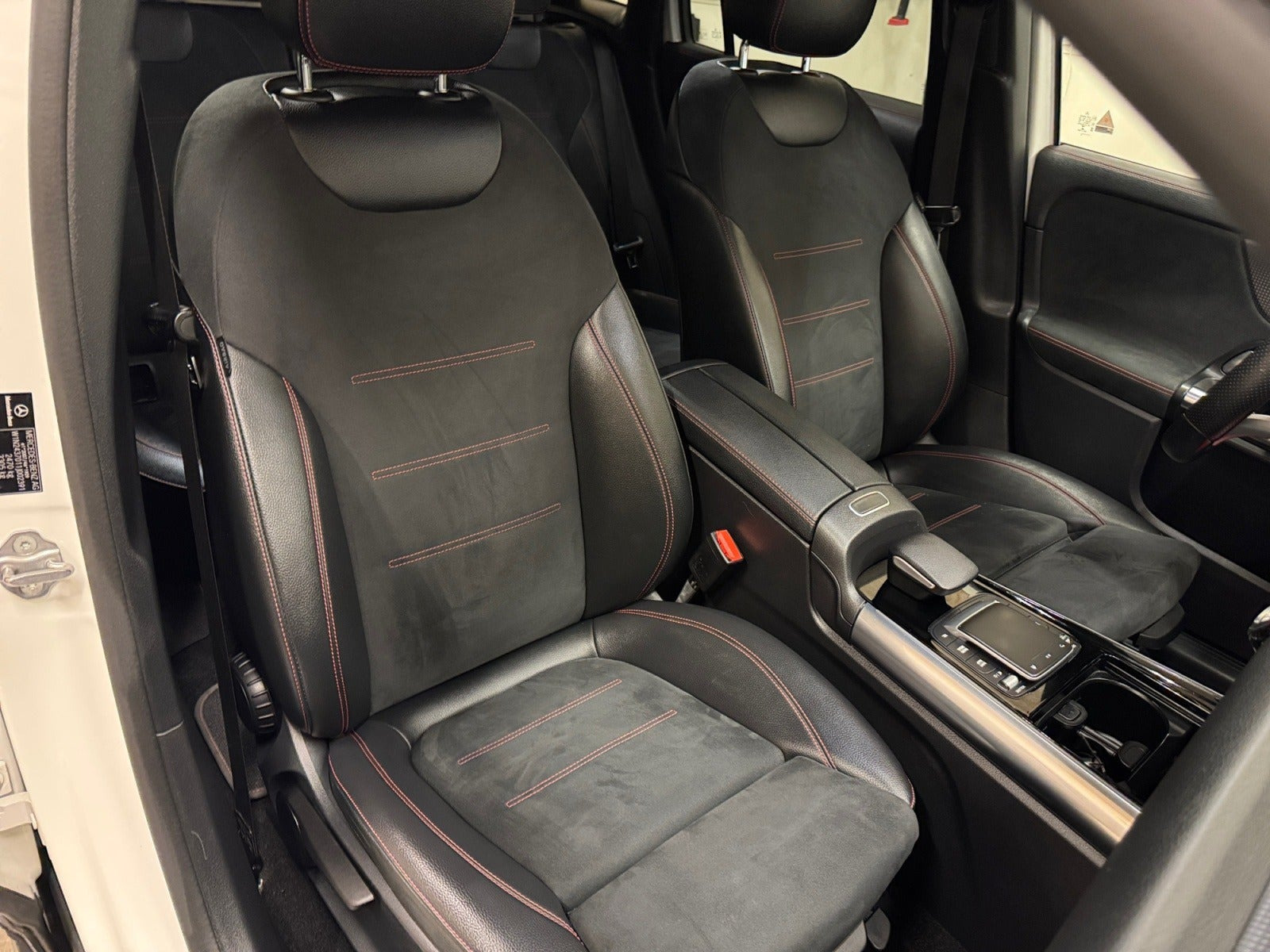 Hvid Mercedes EQA250 fra 2021