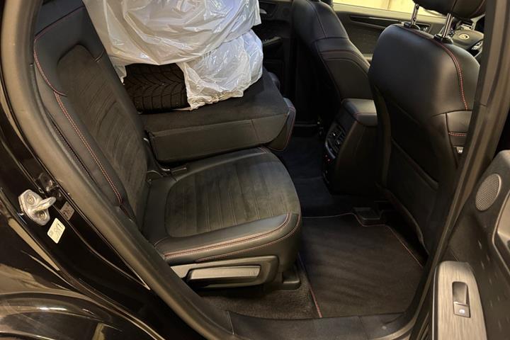 Sort Ford Kuga fra 2020