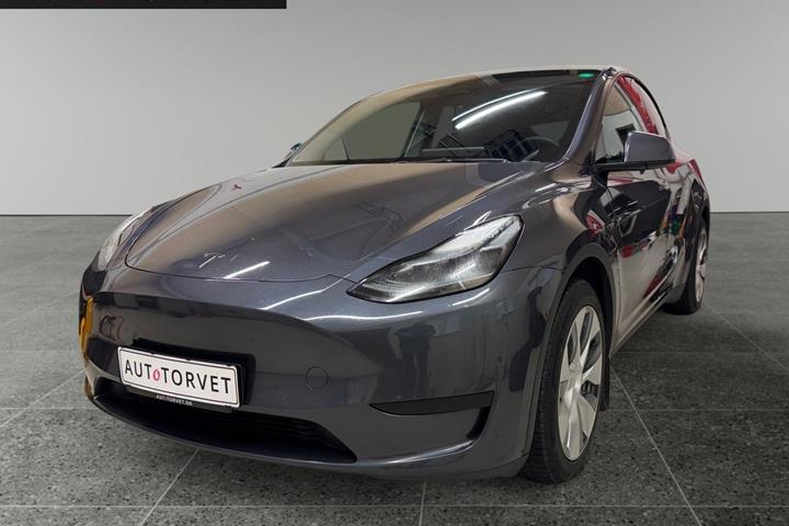 Grå Tesla Model Y fra 2023 set udefra