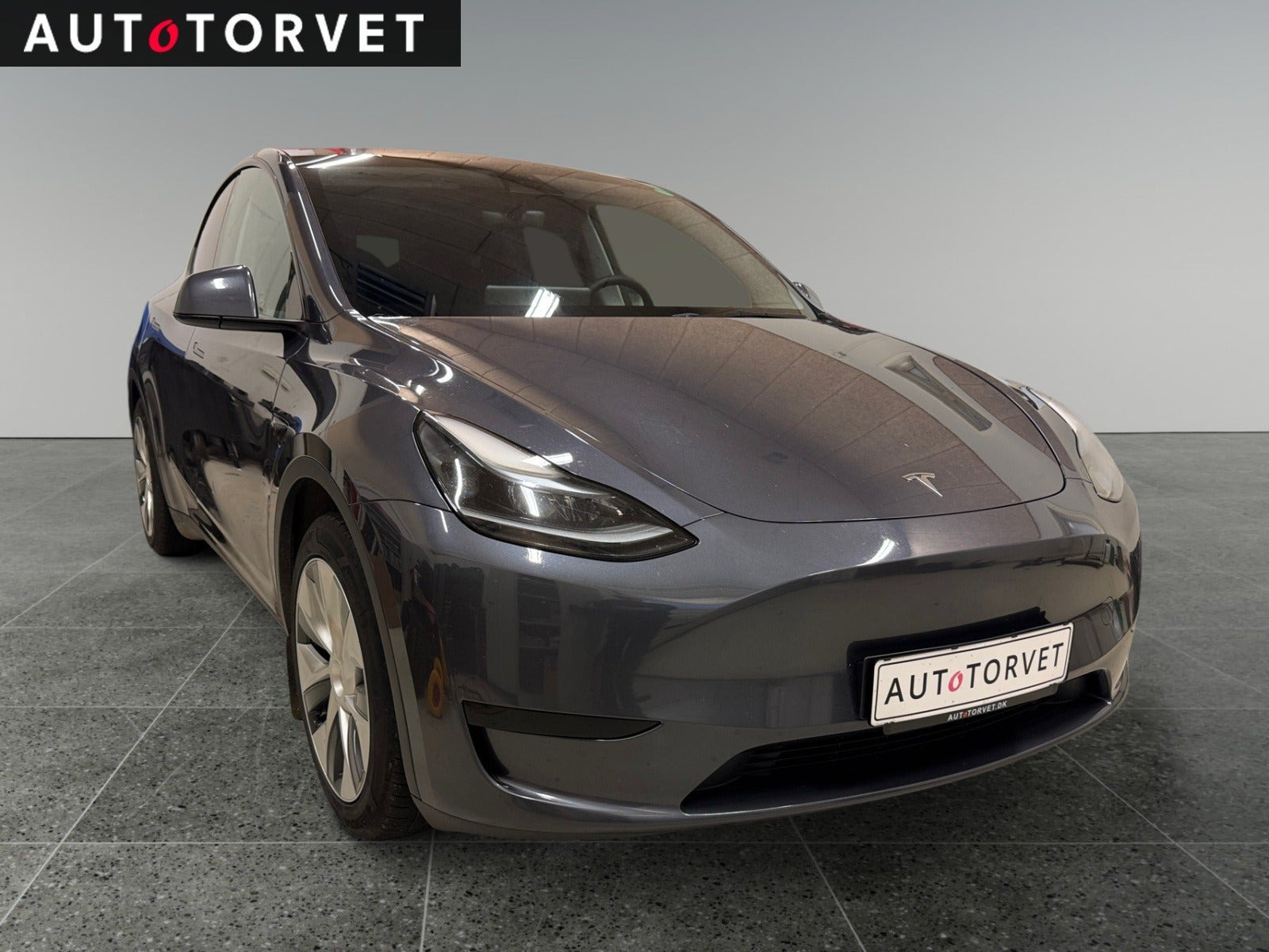 Grå Tesla Model Y fra 2023