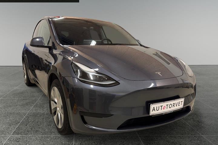 Grå Tesla Model Y fra 2023
