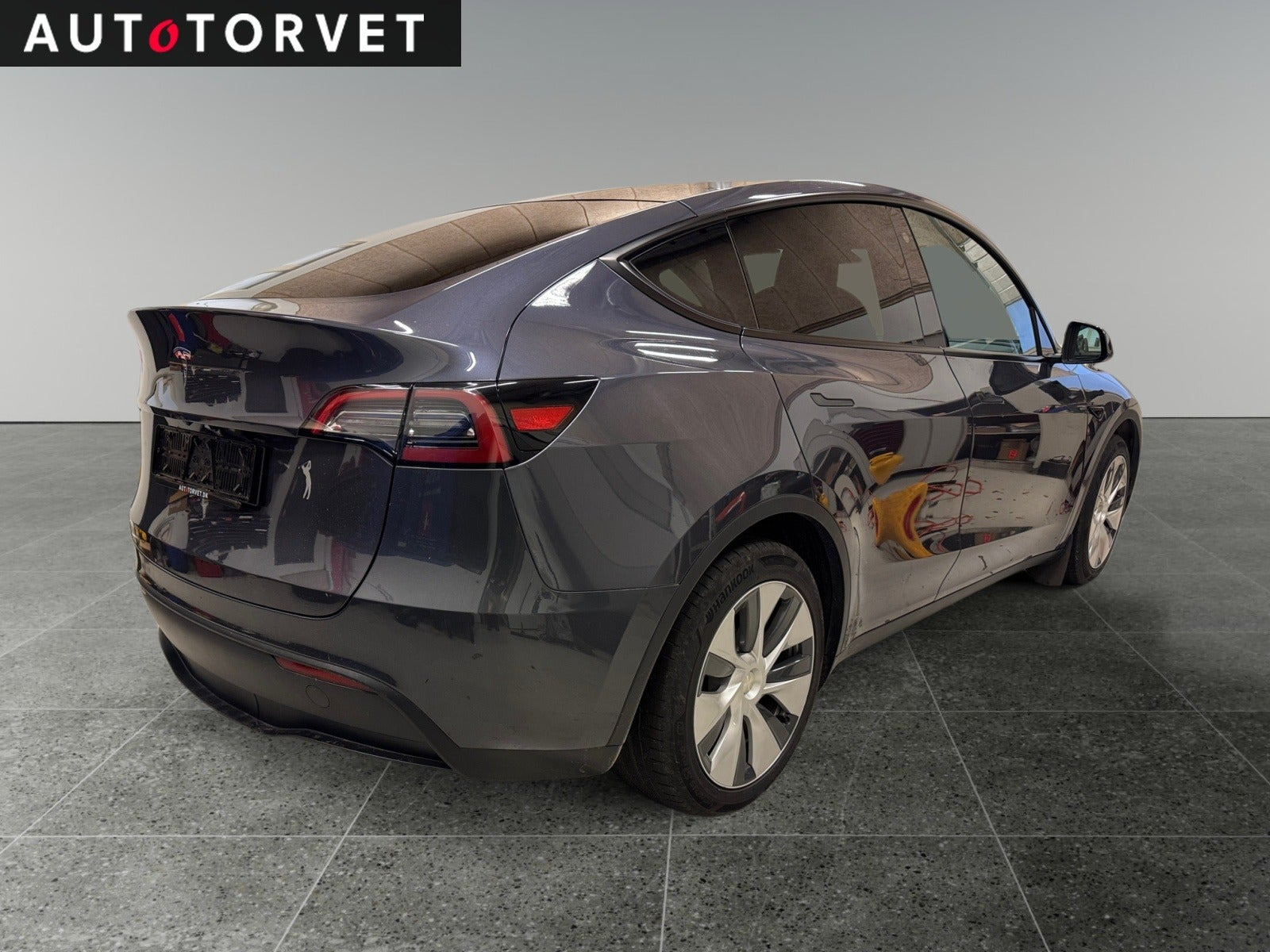 Grå Tesla Model Y fra 2023