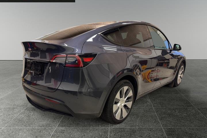 Grå Tesla Model Y fra 2023