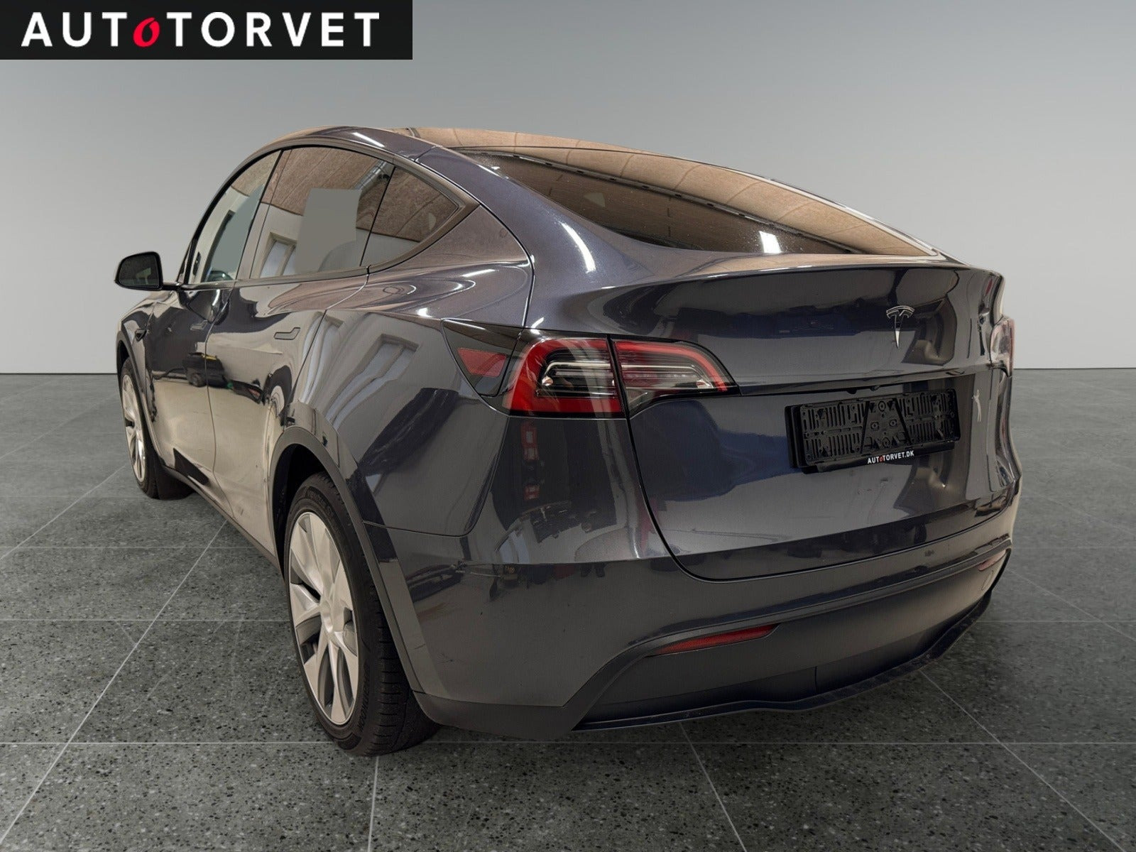 Grå Tesla Model Y fra 2023
