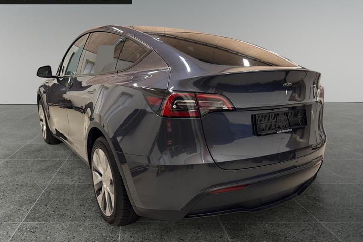 Grå Tesla Model Y fra 2023