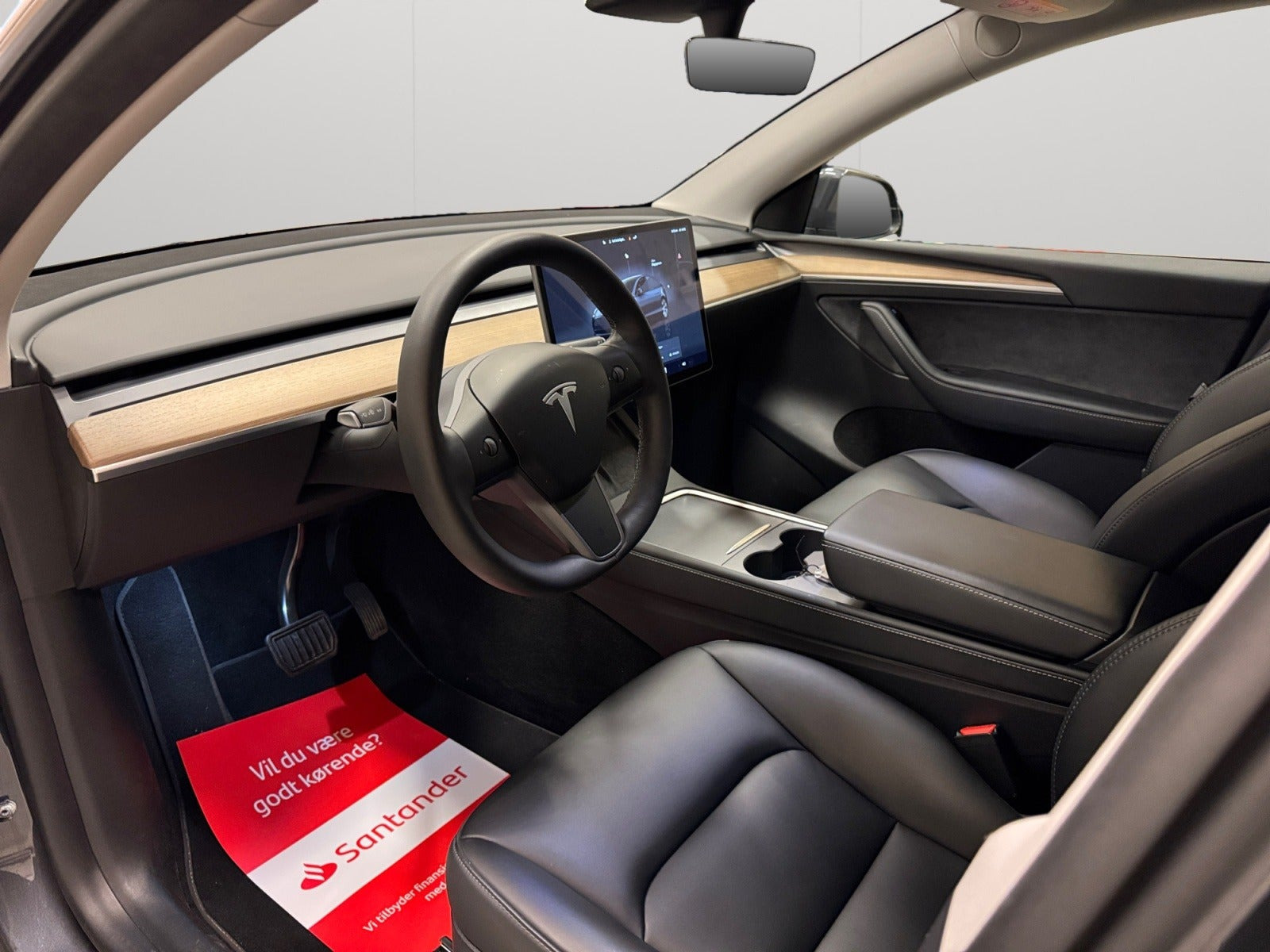 Grå Tesla Model Y fra 2023