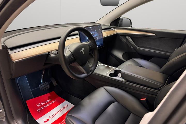 Grå Tesla Model Y fra 2023
