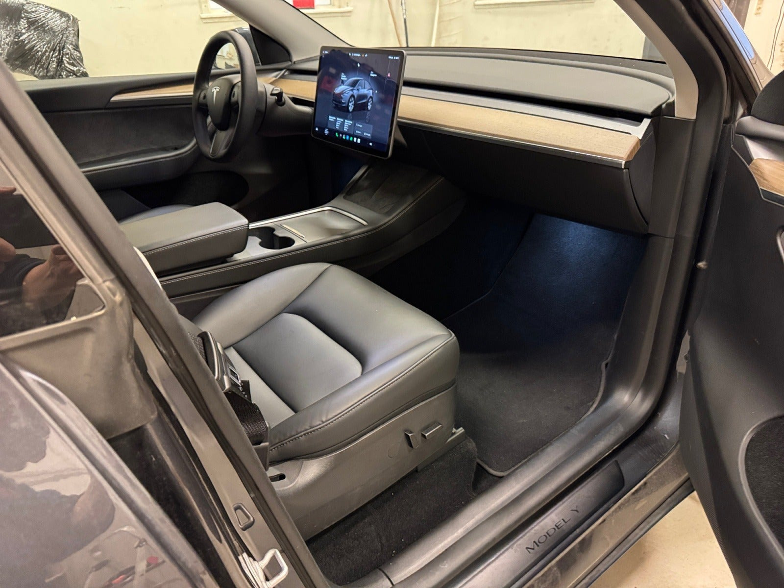 Grå Tesla Model Y fra 2023