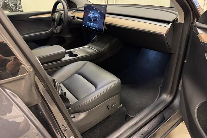 Grå Tesla Model Y fra 2023