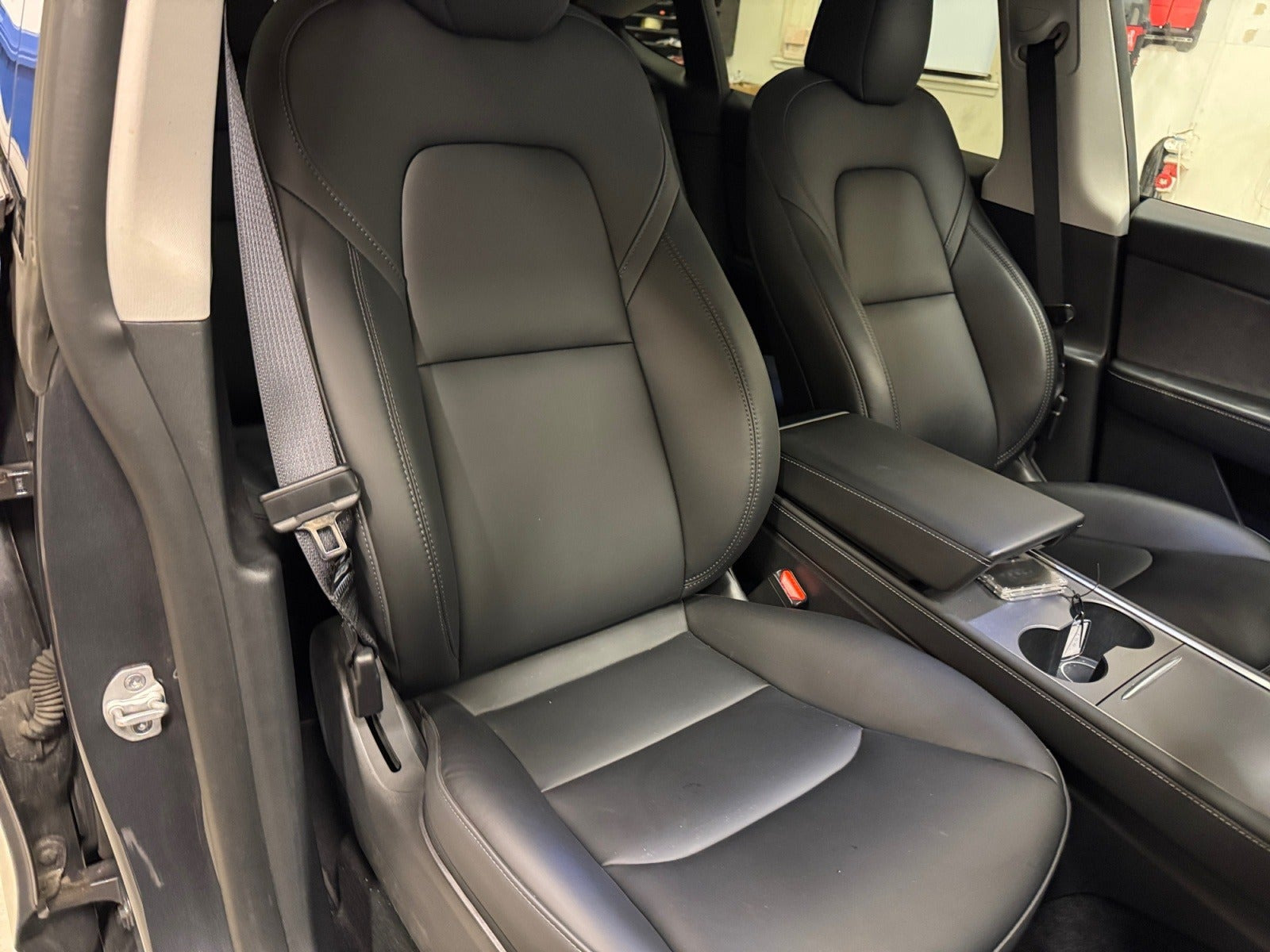 Grå Tesla Model Y fra 2023