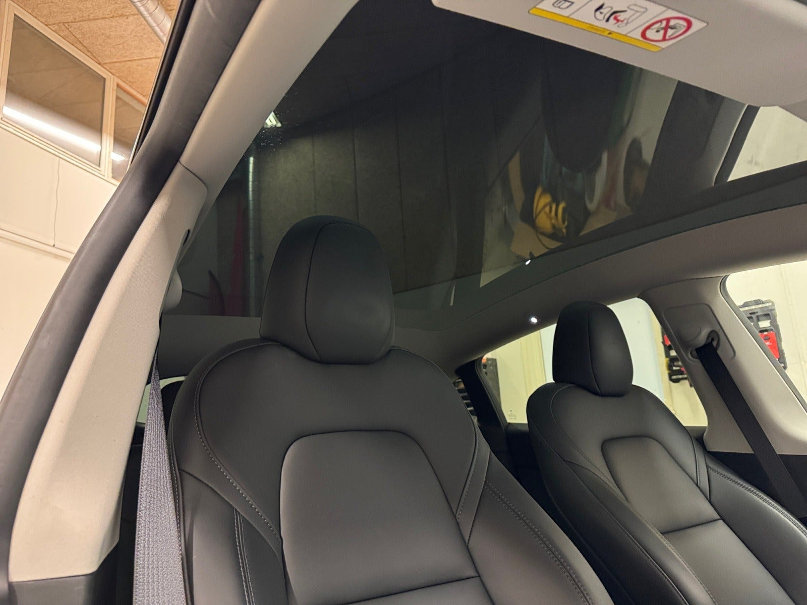 Grå Tesla Model Y fra 2023