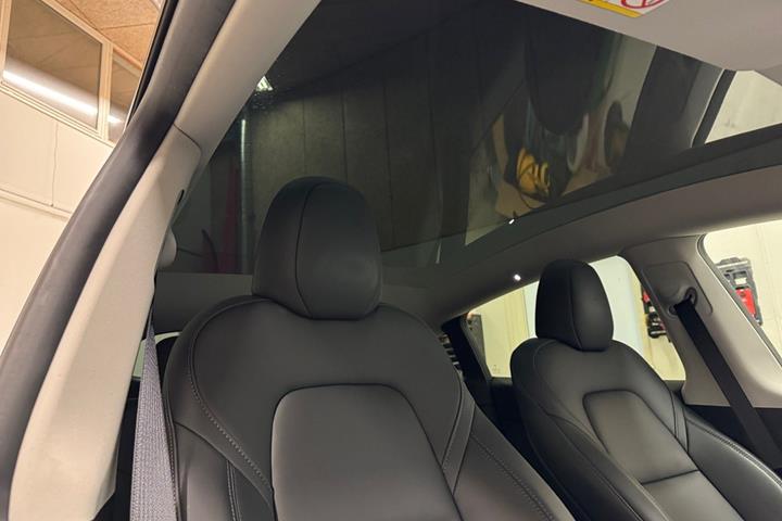 Grå Tesla Model Y fra 2023