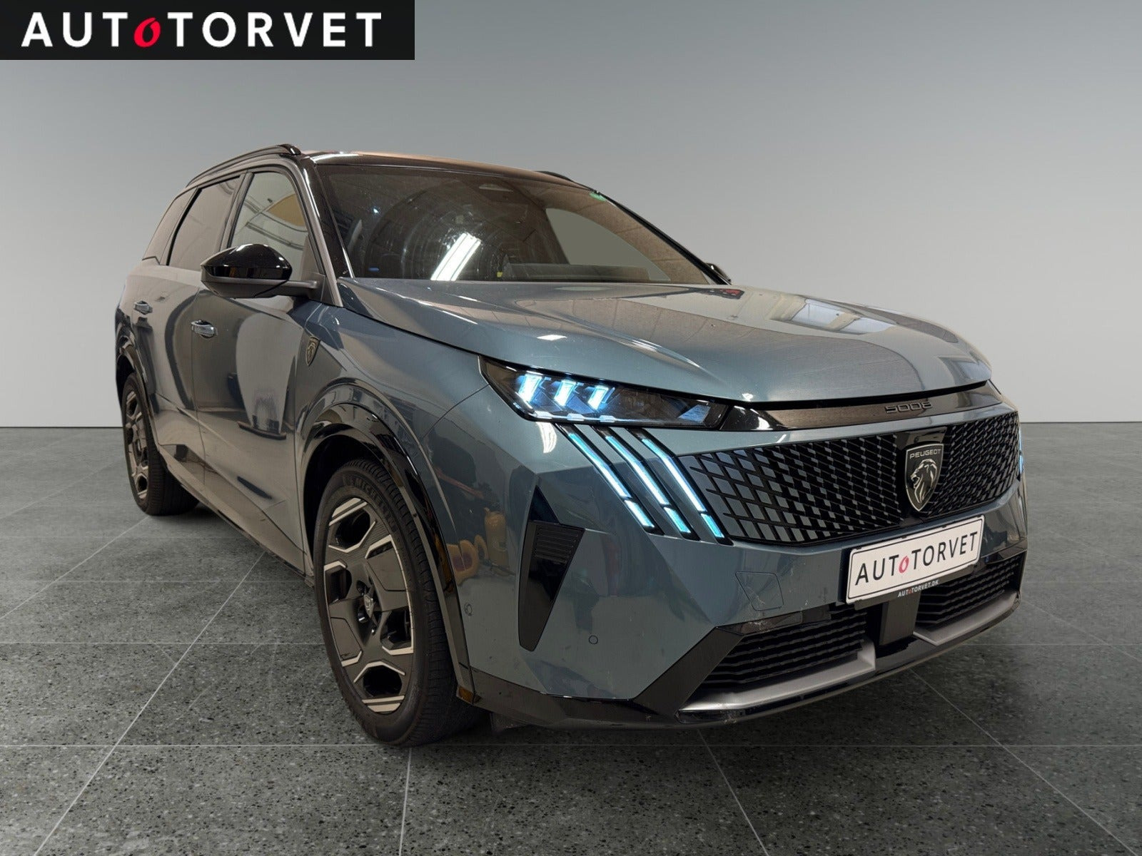 Blå Peugeot e-5008 fra 2025