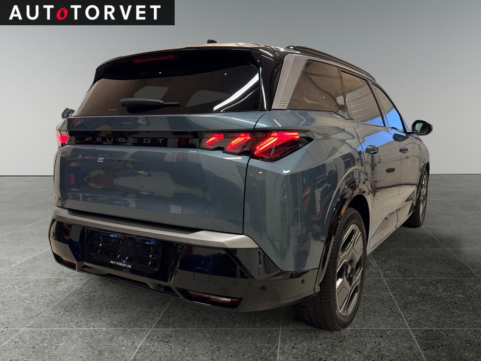 Blå Peugeot e-5008 fra 2025