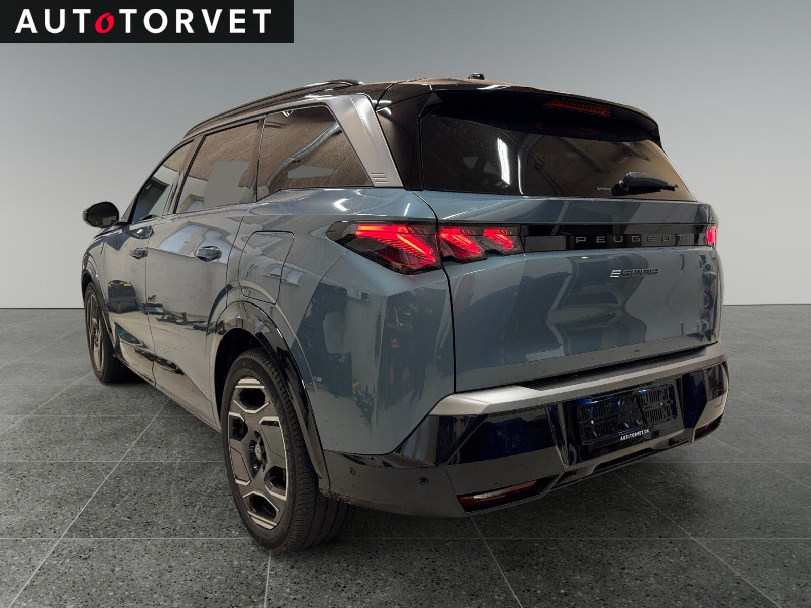 Blå Peugeot e-5008 fra 2025