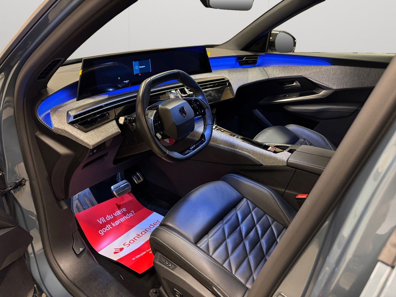 Blå Peugeot e-5008 fra 2025