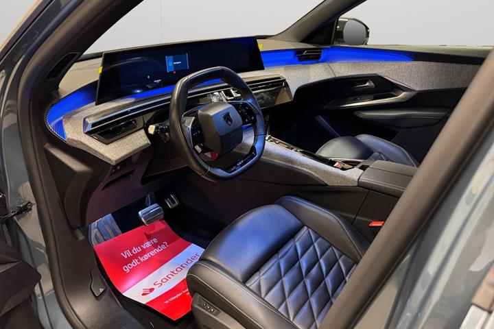Blå Peugeot e-5008 fra 2025