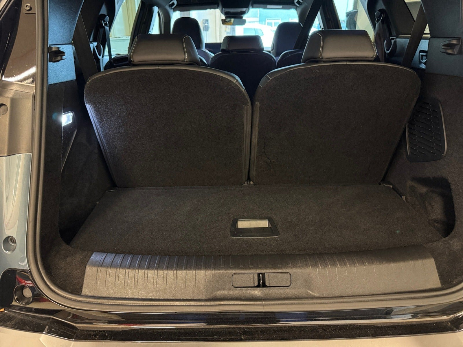 Blå Peugeot e-5008 fra 2025