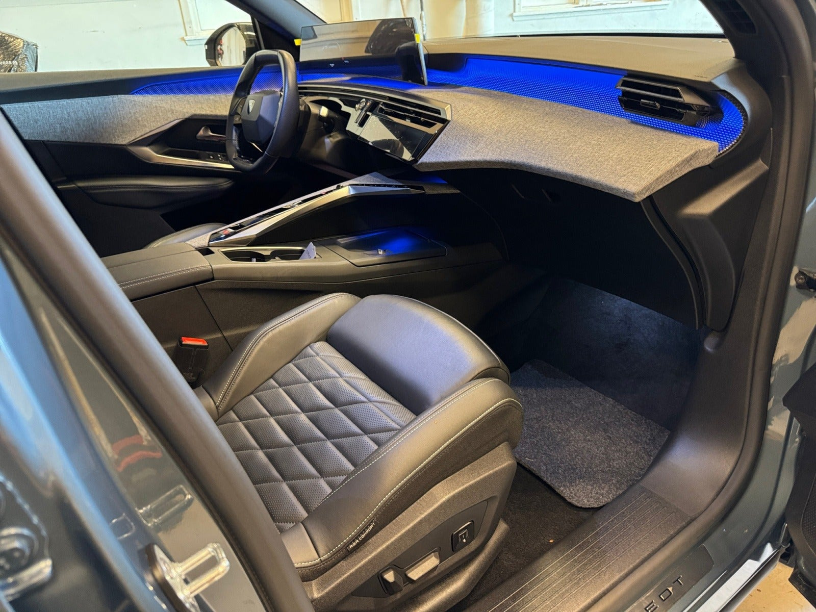 Blå Peugeot e-5008 fra 2025