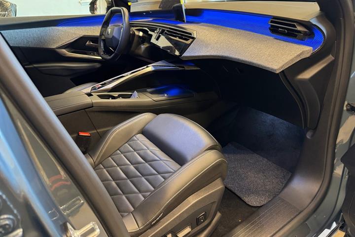 Blå Peugeot e-5008 fra 2025