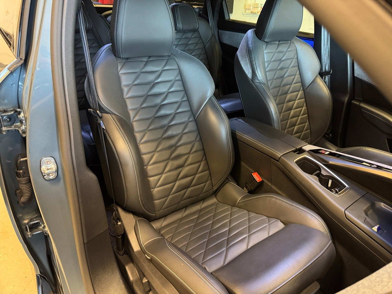 Blå Peugeot e-5008 fra 2025