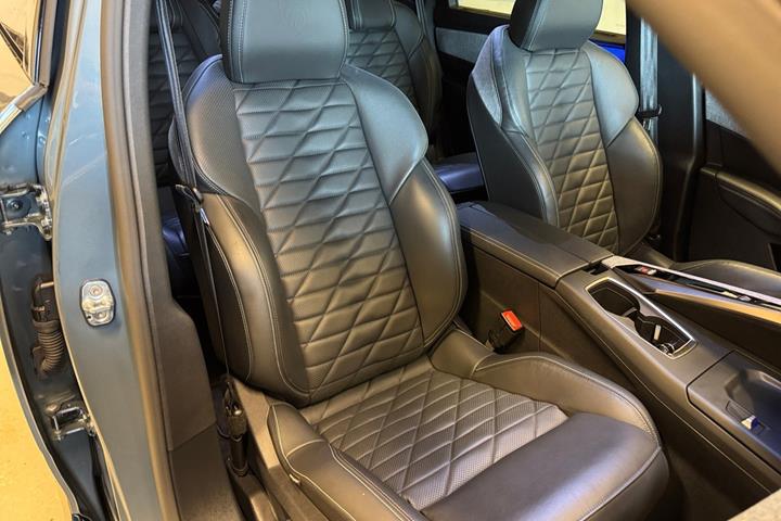 Blå Peugeot e-5008 fra 2025
