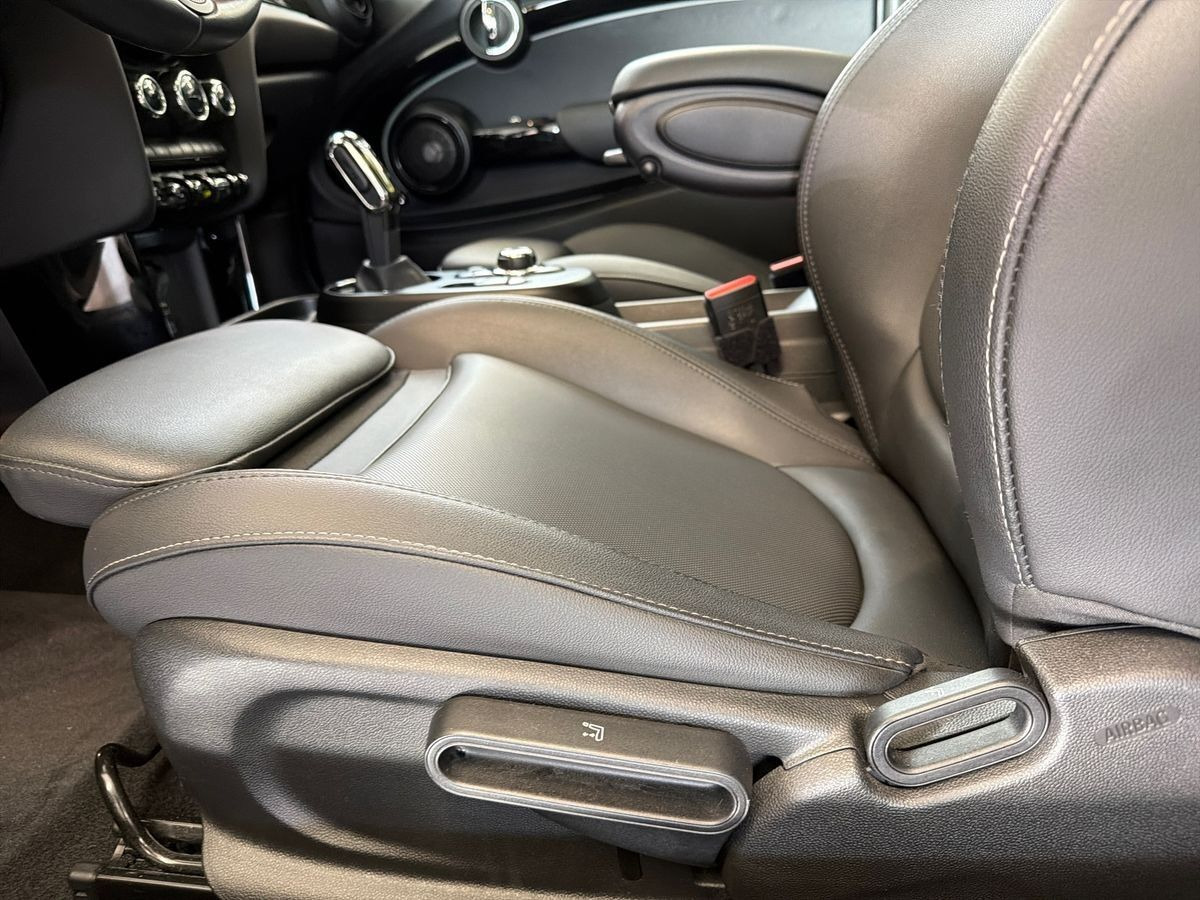 Sølv Mini Cooper SE fra 2023
