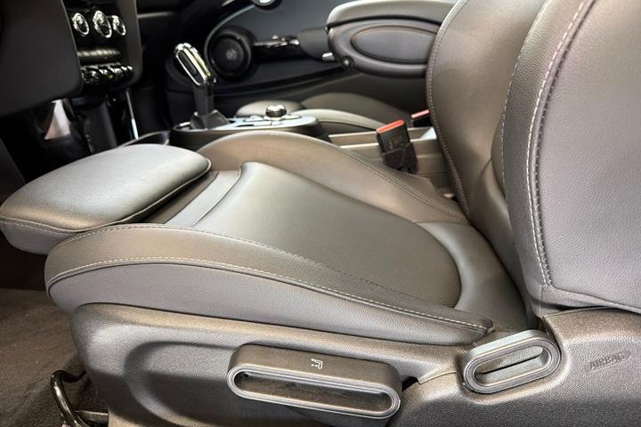Sølv Mini Cooper SE fra 2023