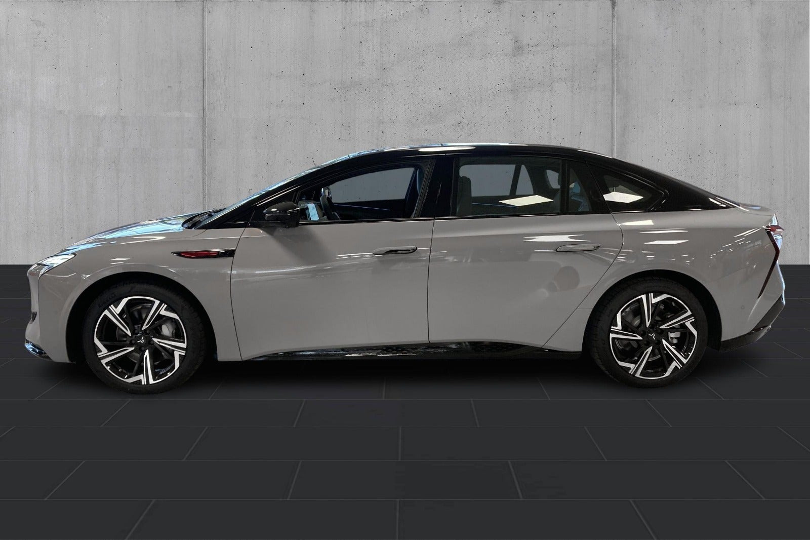 Grå Hongqi EH7 fra 2025