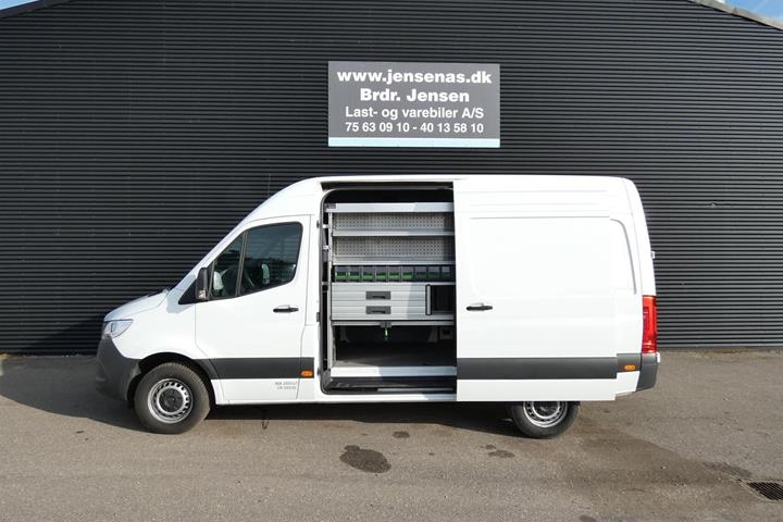 Hvid Mercedes Sprinter 317 fra 2025