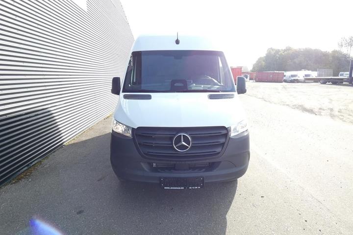 Hvid Mercedes Sprinter 317 fra 2025