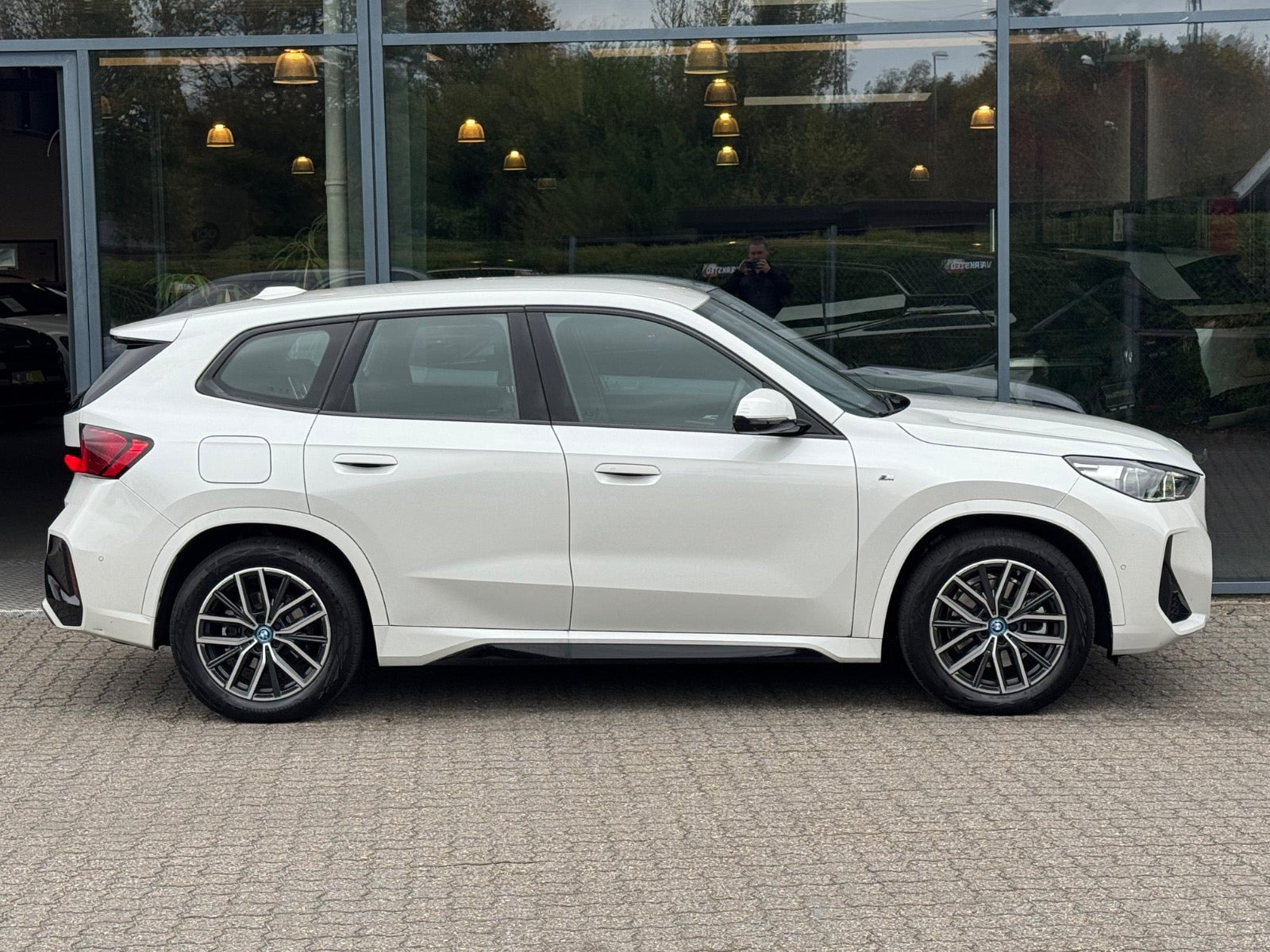 Hvid BMW iX1 fra 2024
