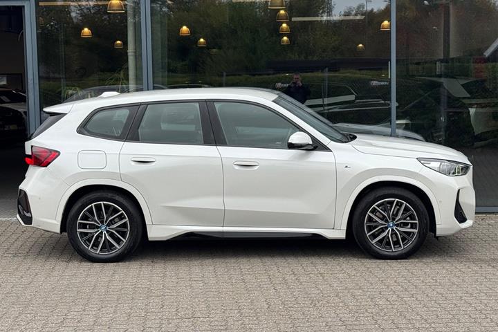 Hvid BMW iX1 fra 2024