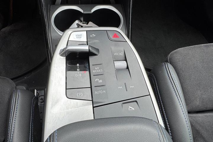 Hvid BMW iX1 fra 2024