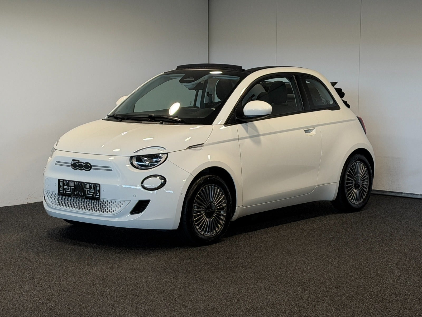 Hvid Fiat 500e fra 2024