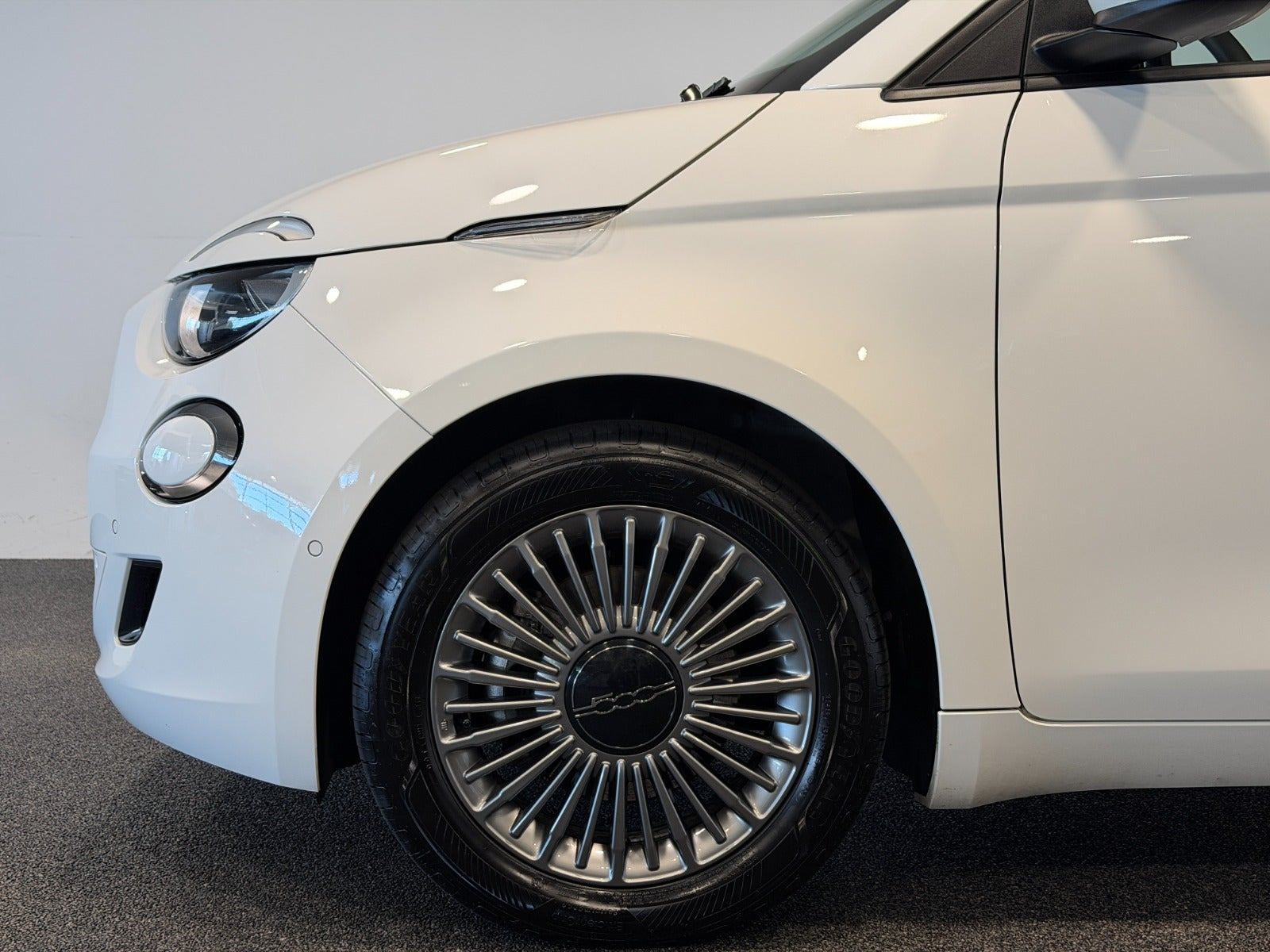 Hvid Fiat 500e fra 2024