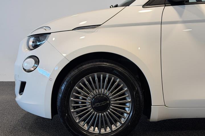 Hvid Fiat 500e fra 2024