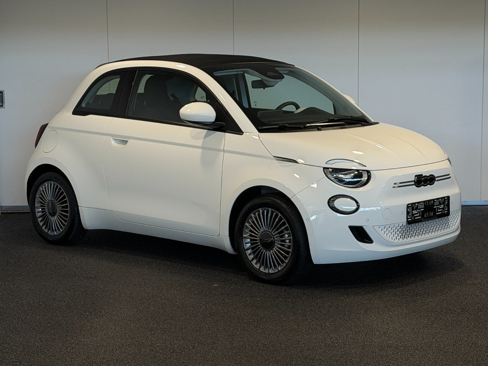 Hvid Fiat 500e fra 2024