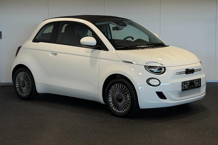 Hvid Fiat 500e fra 2024