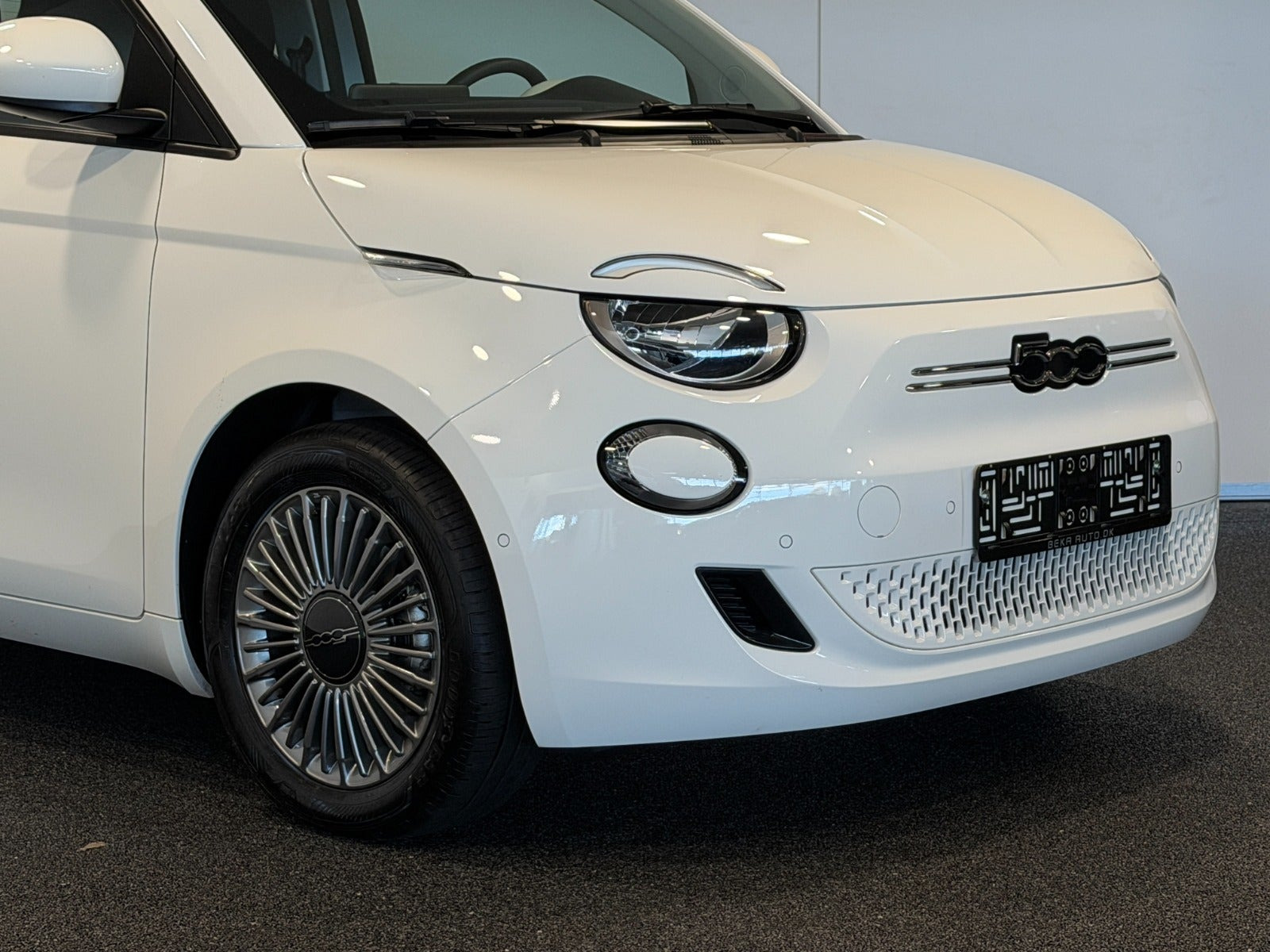 Hvid Fiat 500e fra 2024