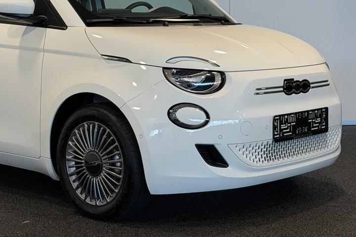 Hvid Fiat 500e fra 2024