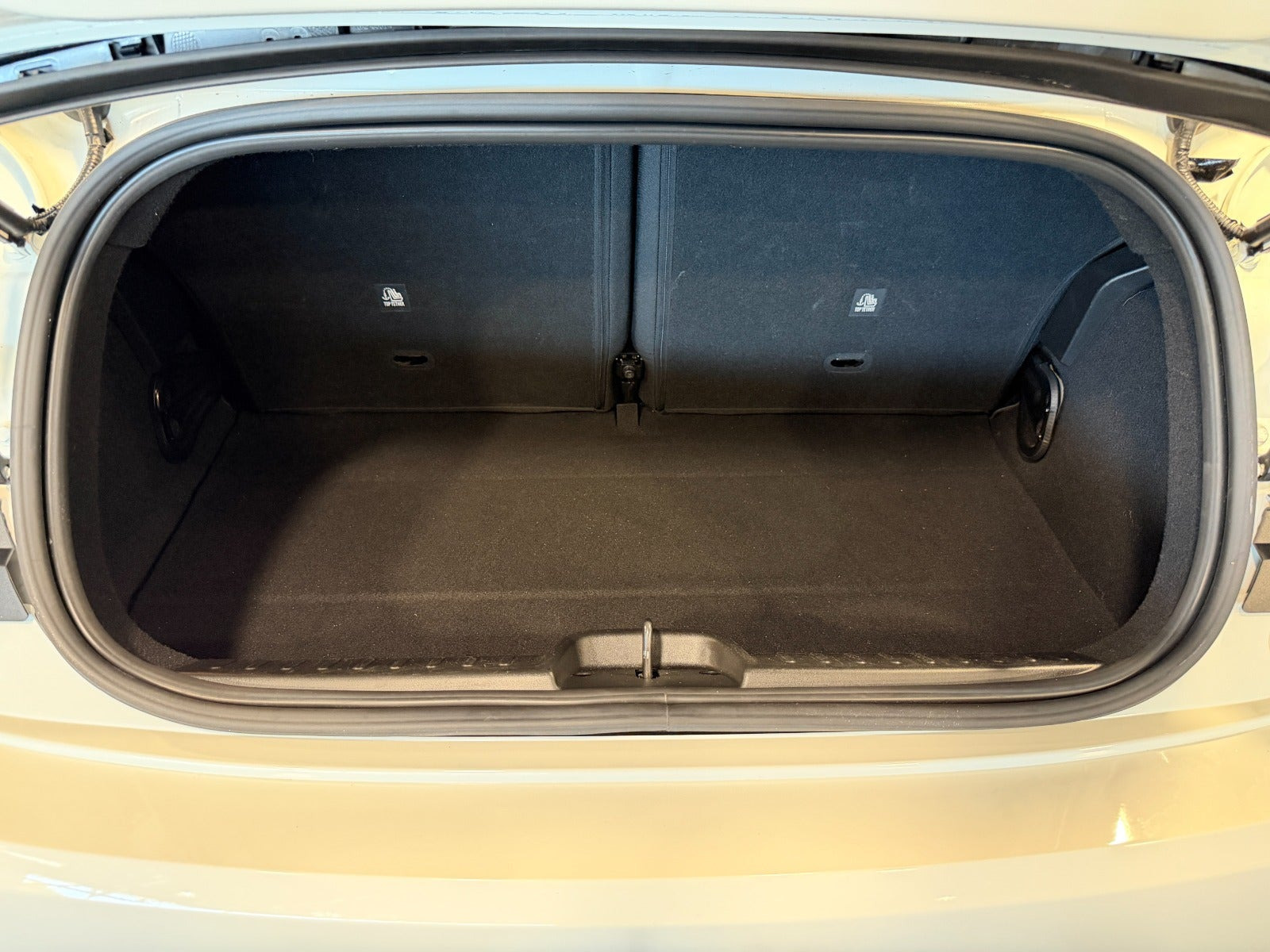 Hvid Fiat 500e fra 2024
