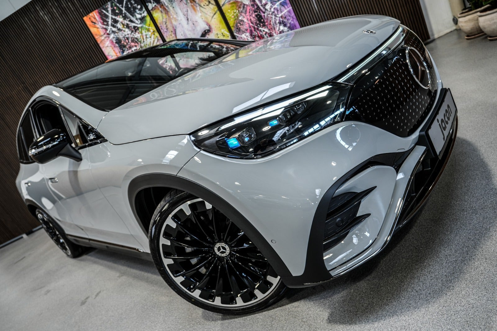 Grå Mercedes EQE350 SUV fra 2023