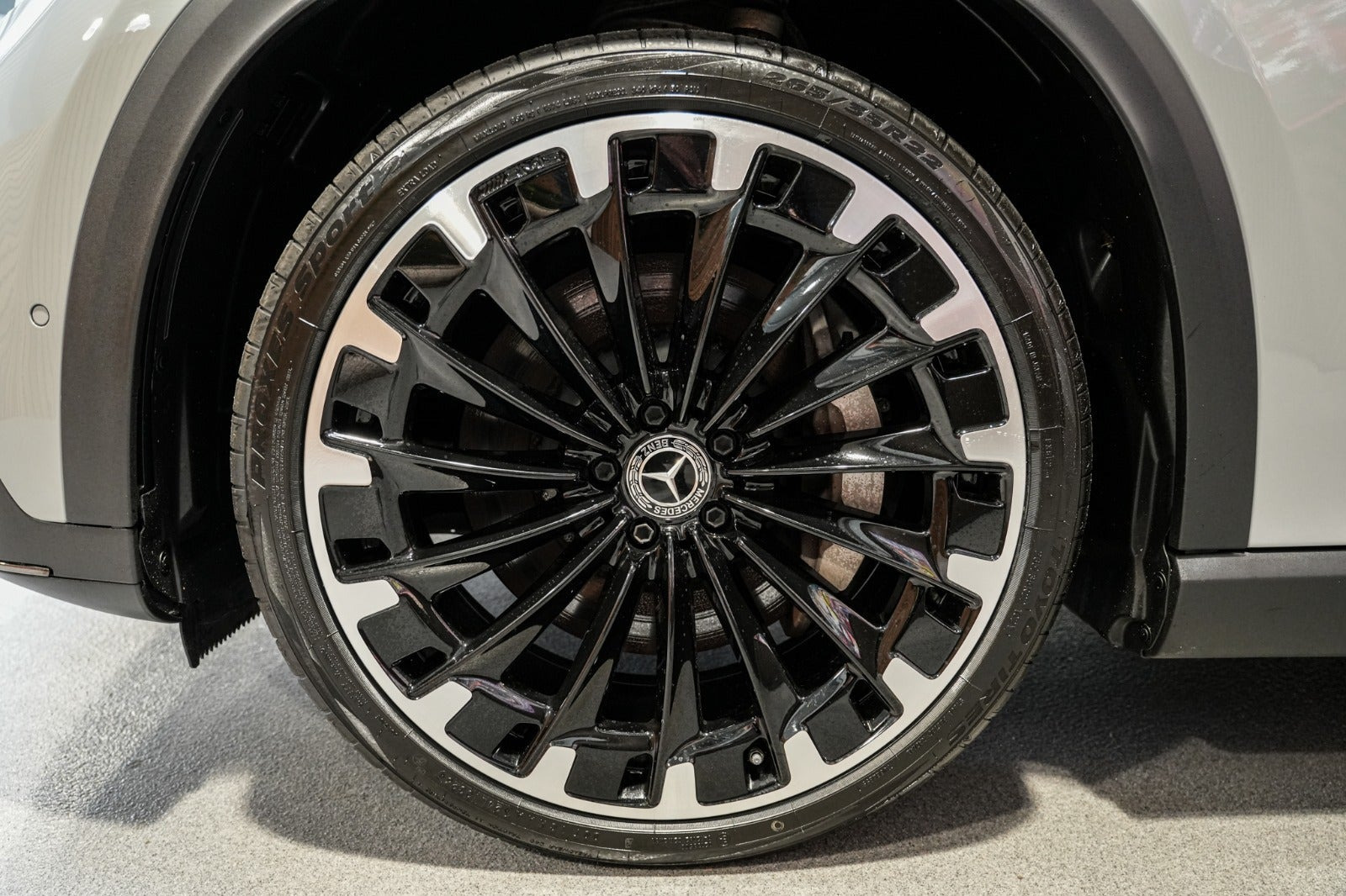 Grå Mercedes EQE350 SUV fra 2023