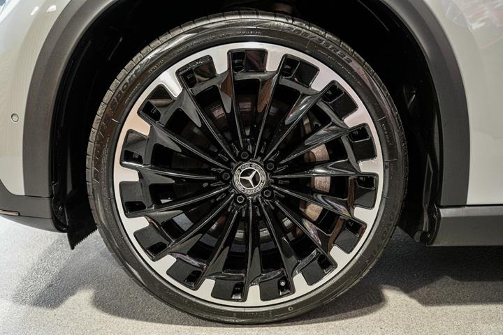 Grå Mercedes EQE350 SUV fra 2023