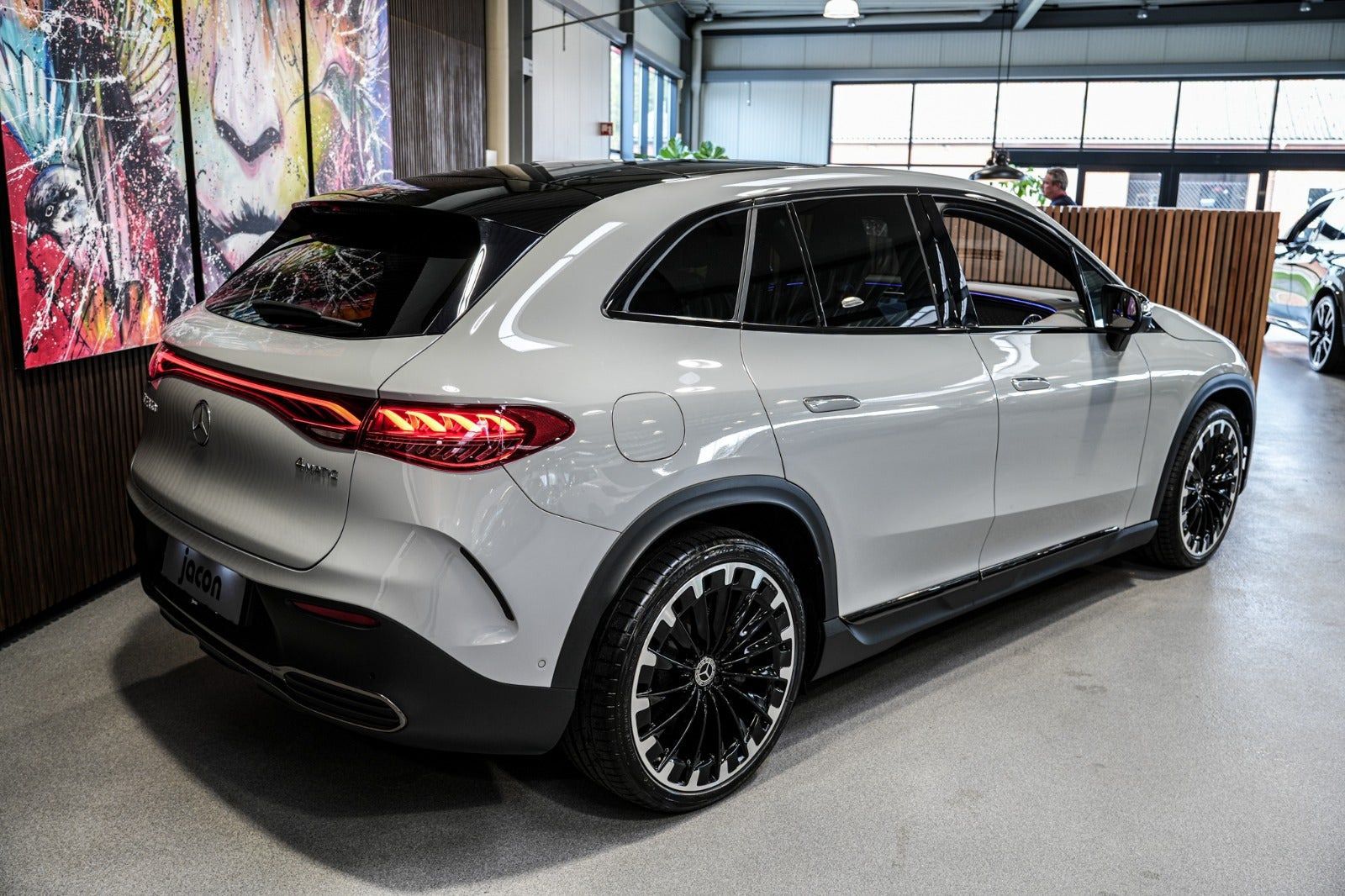 Grå Mercedes EQE350 SUV fra 2023