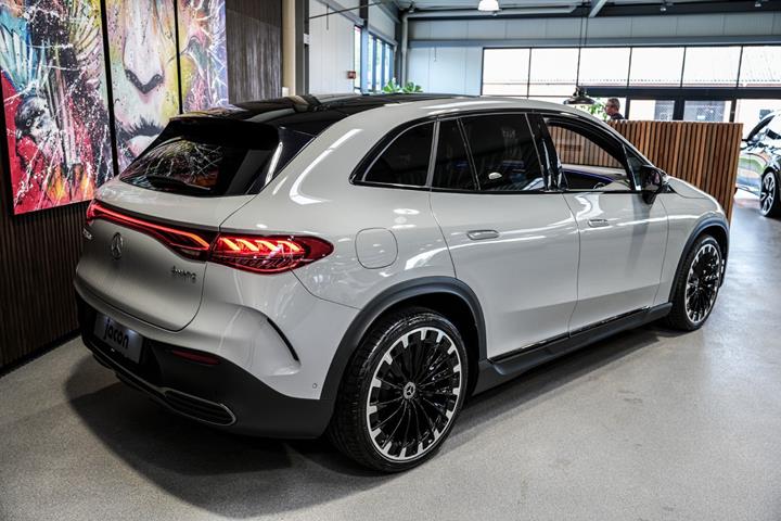 Grå Mercedes EQE350 SUV fra 2023