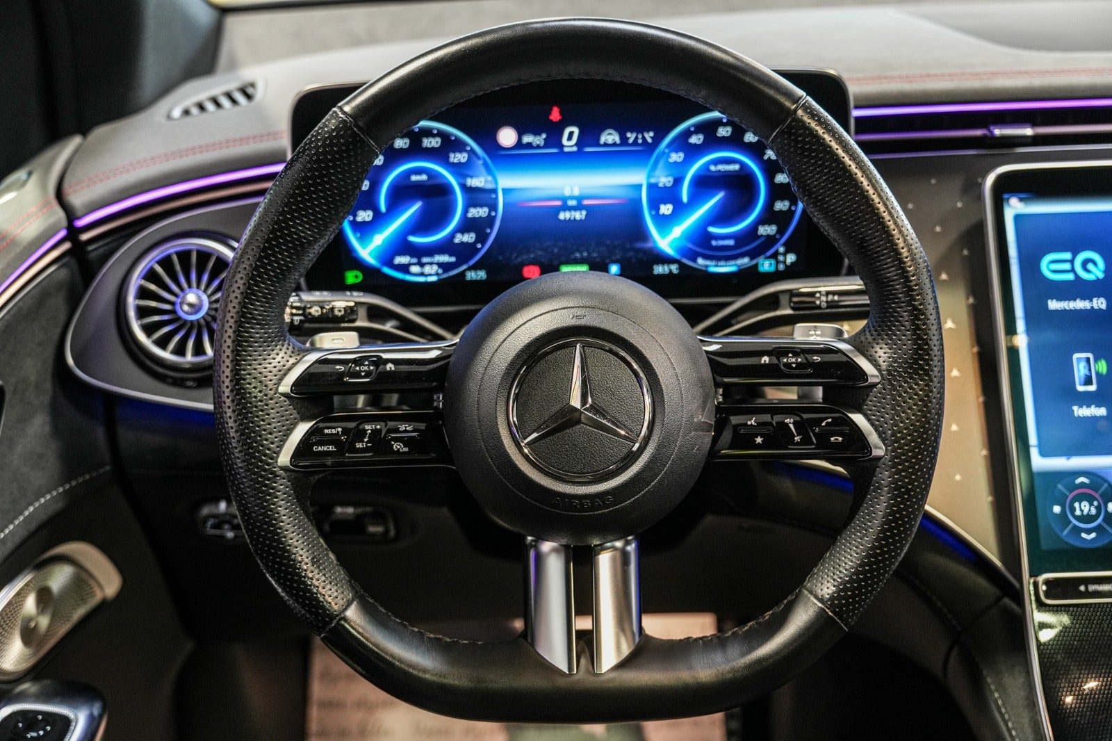Grå Mercedes EQE350 SUV fra 2023